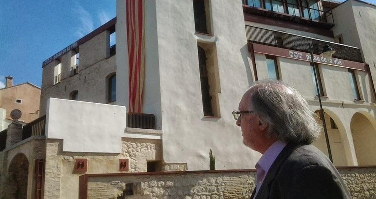 David Mira, Premi Fer Comarca 2016 del IEVA, en una imagen junto al Palau de la Vila de Ontinyent.