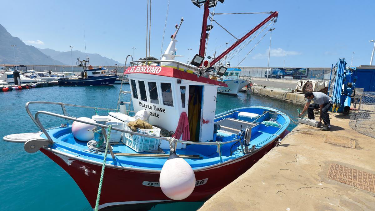 Un pescador de Agaete prepara su embarcación para salir a la mar.