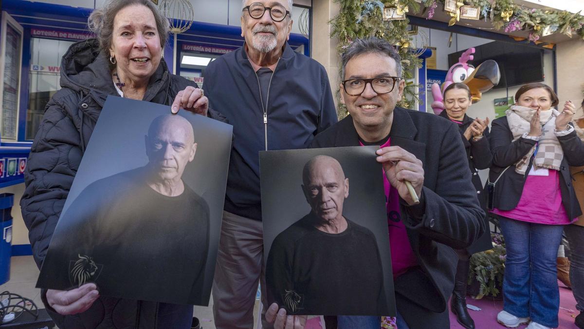 Alison Stevenson y John Yapp, hermana y uno de los mejores amigos del actor británico Clive Arrindell, junto al director gerente de la administración, Miguel Ángel Zapata