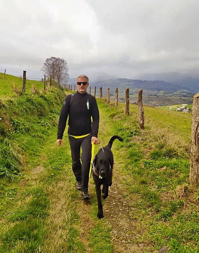 Javier Vaqueo, junto a su perro guía.