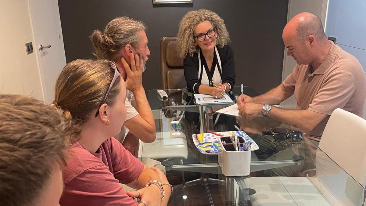 El alcalde de Bueu, Félix Juncal, hace unos días en la notaría para firmar la compra de una parcela para la construcción de nuevo un depósito de agua en la parroquia de Cela.