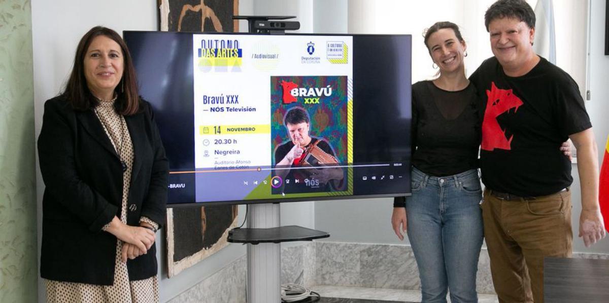 Natividad González, Ana Viqueira y Xurxo Souto, ayer. |  LOC