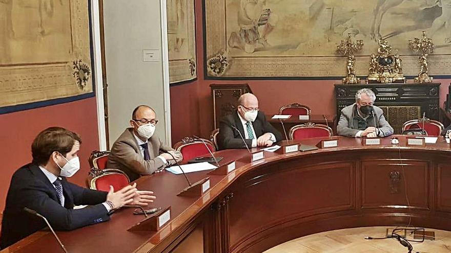 Fernando Priego, a la izquierda, en el Senado.