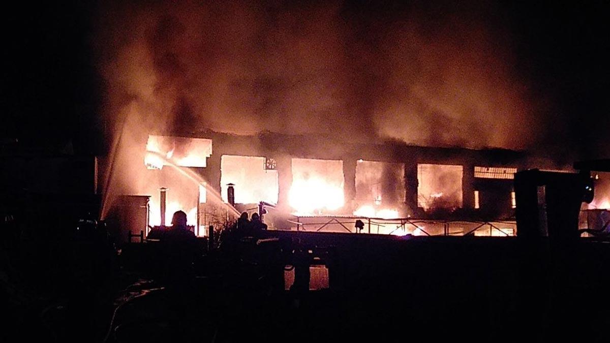 Los bomberos trabajan en la extinción del incendio en una fábrica de Sentmenat