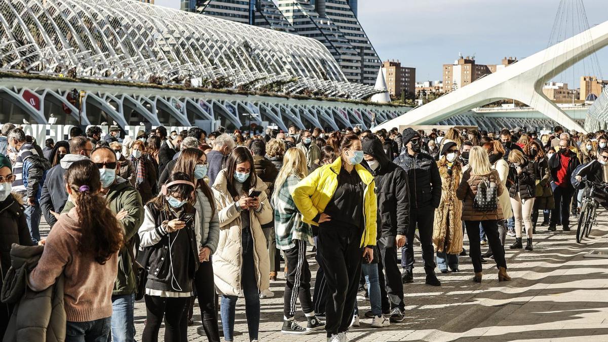 Una multitud de personas guarda cola en Valencia para recibir la vacuna contra el covid-19.