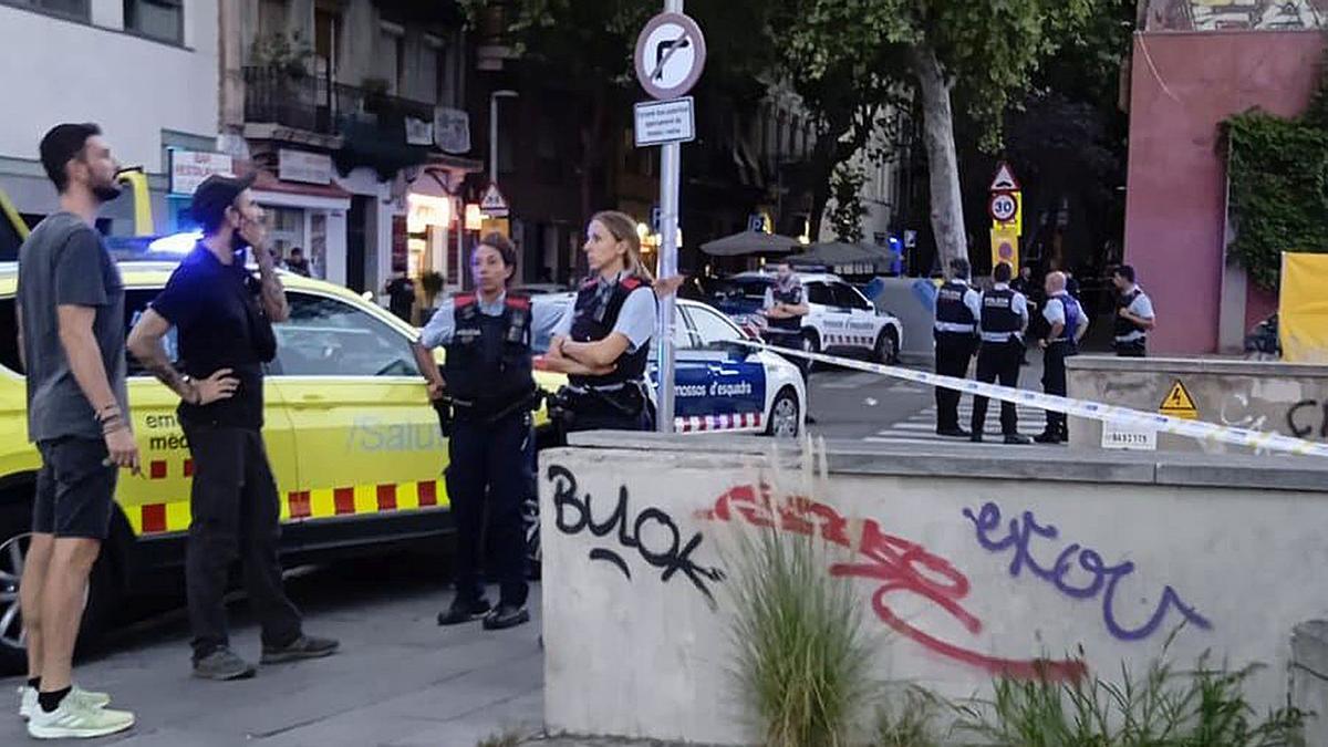 Efectivos de los Mossos y del SEM en el lugar del suceso. Mossos disparan a una persona que les amenazaba con unas tijeras de podar