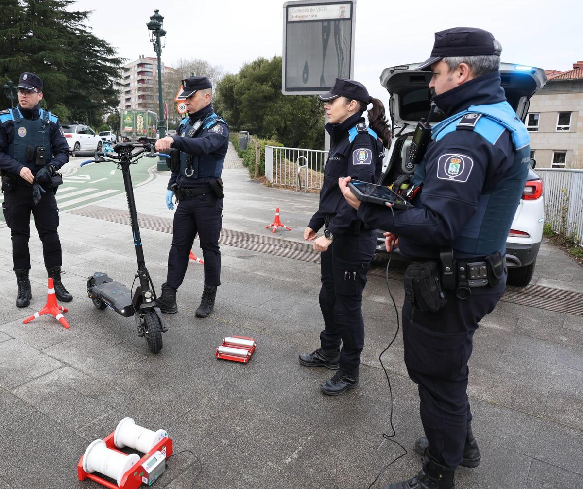 Agentes de la Policía Local de Vigo durante un control de patinetes trucados realizado esta semana.