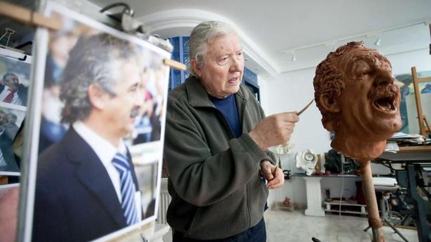 El escultor Vicente Santarúa trabaja en el molde de la cabeza del que fuera entrenador del Sporting de Gijón.