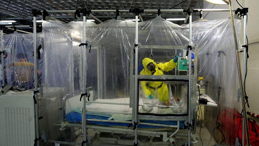 Simulacro de atención a un enfermo de ébola.