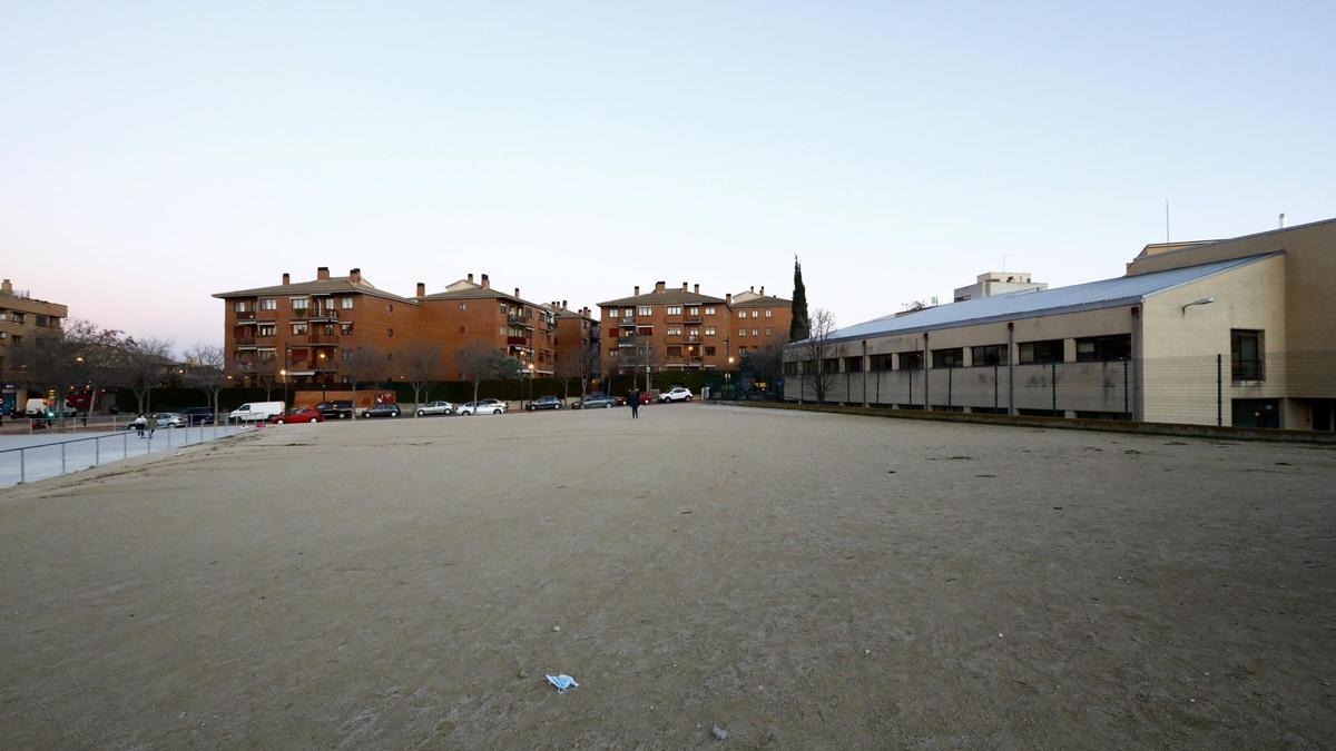 El solar que se encuentra junto al centro de salud de Valdefierro podría convertirse en un párking al aire libre.