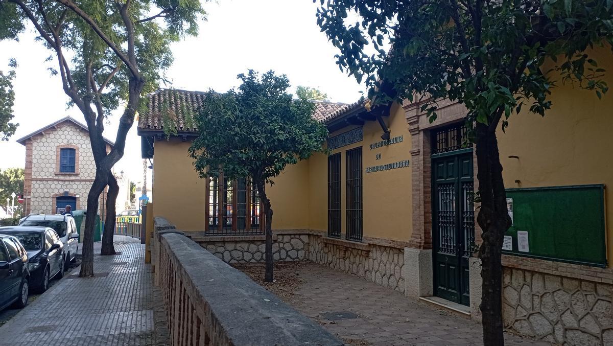 El antiguo colegio femenino de Daniel Rubio, en la avenida de la Estación, con el edificio de la estacion del Palo al fondo, la semana pasada.