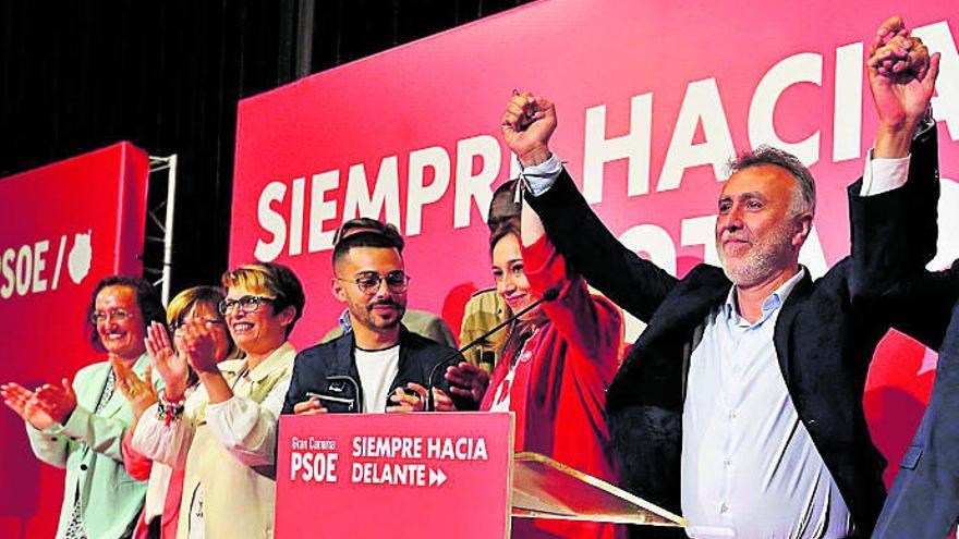 Ángel Víctor Torres celebra el triunfo electoral del 26M.