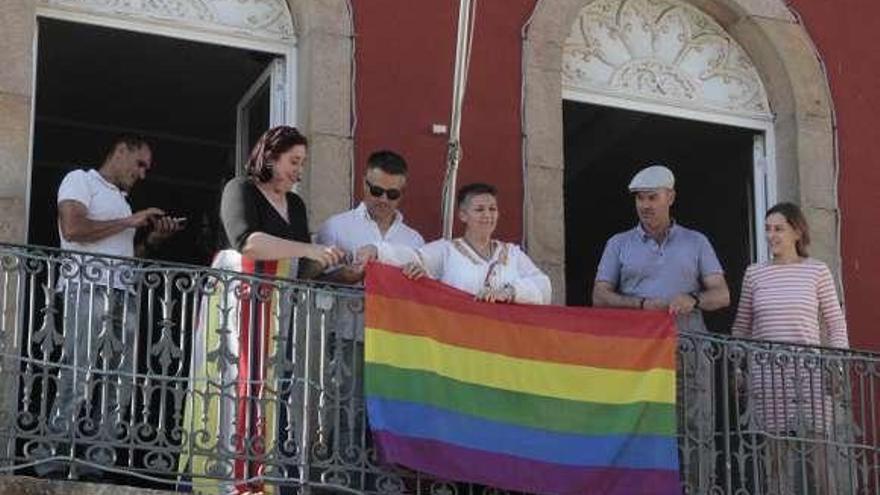 El izado de la bandera arcoiris, ayer en el Concello de Bueu. // S.Á.