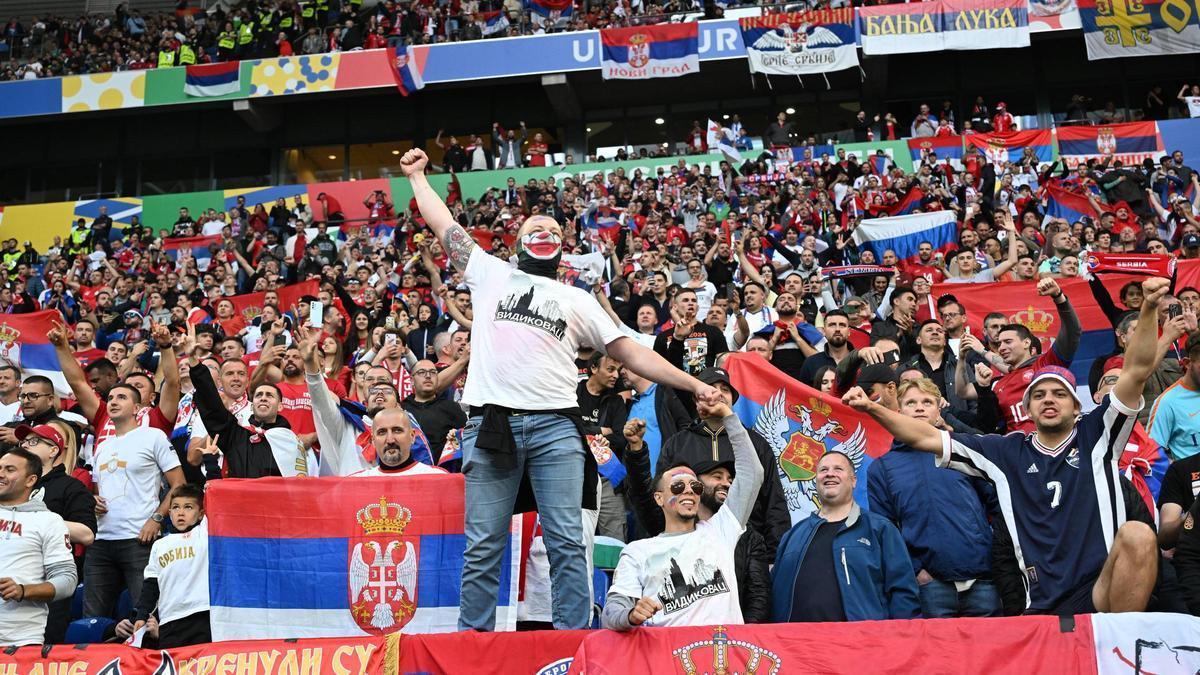 La grada de los ultras de Serbia en el partido de fase de grupos de la Eurocopa frente a Inglaterra.