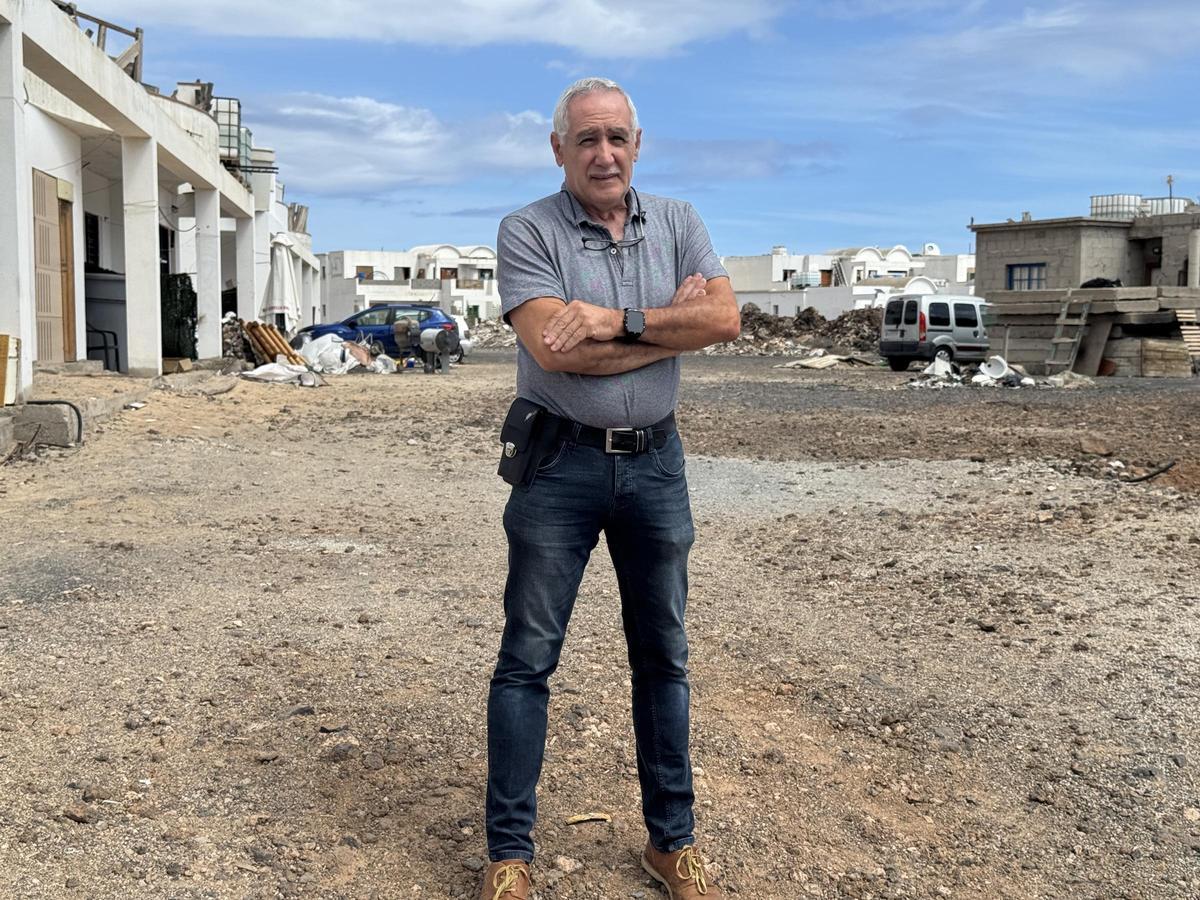 Miguel Ángel Gil, presidente de la ONG Esperanza y Vida Canarias, en la urbanización, Club del Rey, en Costa Teguise.