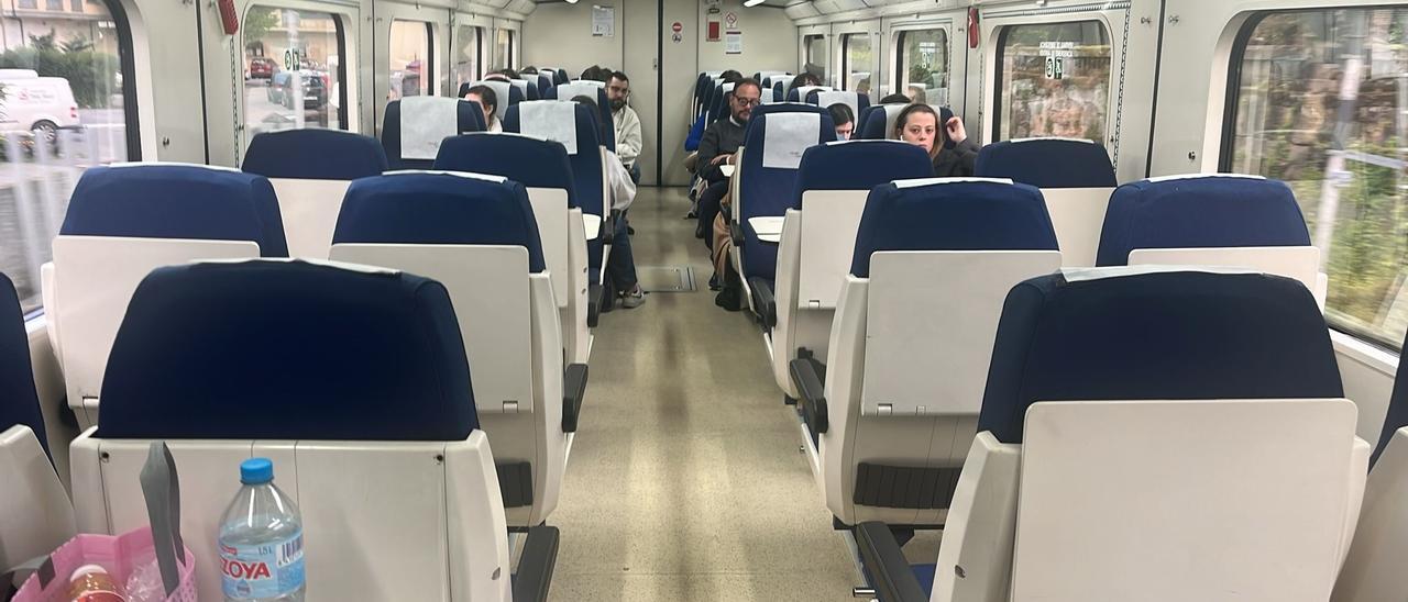 Asientos vacíos en un tren que, según la App de Renfe, viajaba sin plazas libres.