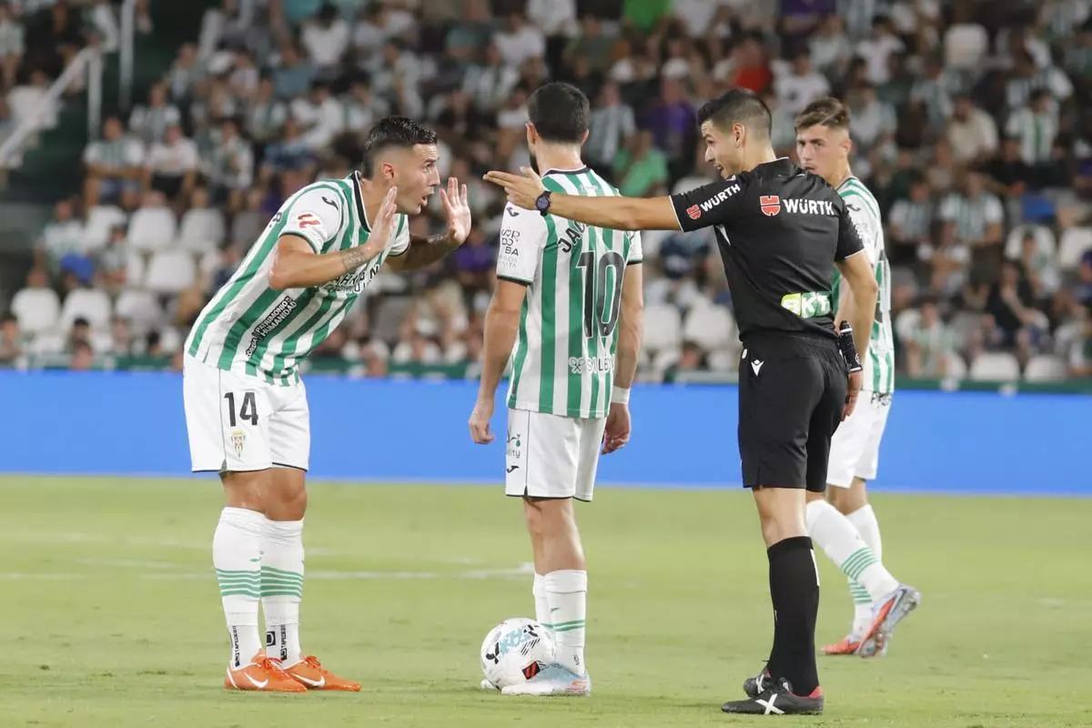 Ajaos Valera conversa con Sergi Guardiola durante el Córdoba CF-Las Palmas de este curso.