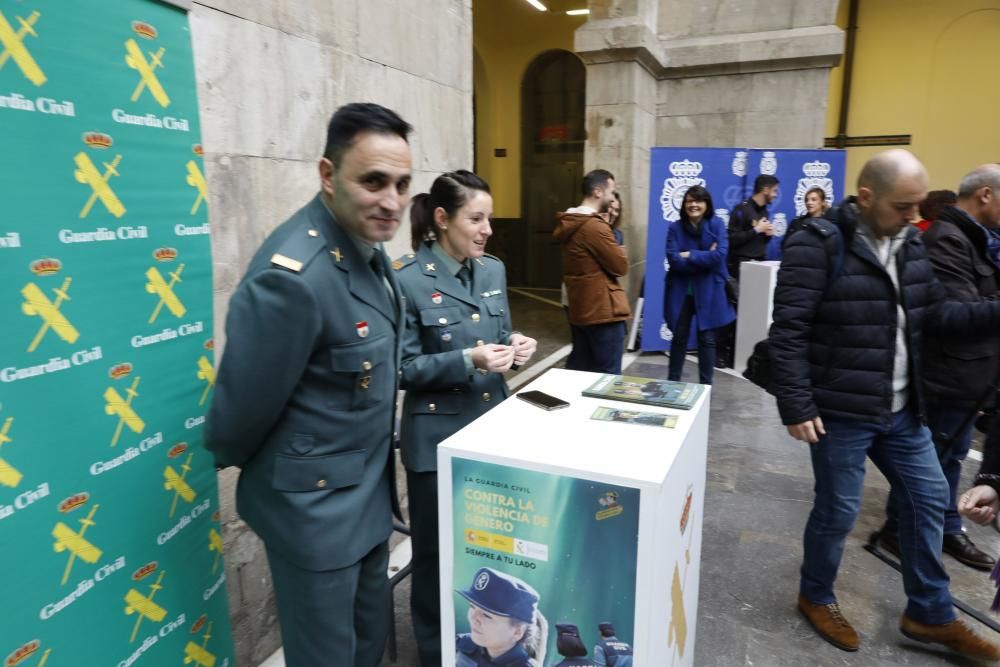 La alcaldesa de Gijón, Ana González, acude a los actos del Día contra la violencia de género