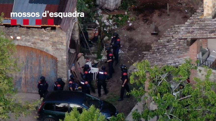 Un moment de l'operatiu policial a Sant Gregori a vista de dron