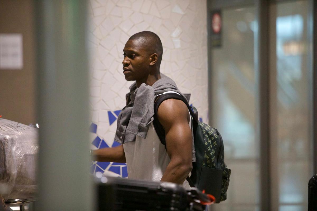Aliou Dieng llega al aeropuerto de Valencia para empezar la pretemporada con el VCF