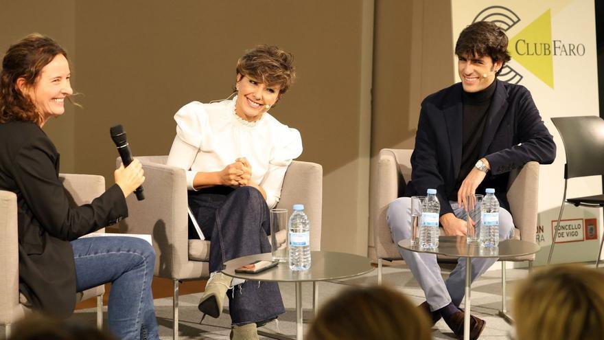 Desde la izquierda, Amaia Mauleón, Sonsoles Ónega 
y Alfonso Goizueta, a durante el Club FARO.  // Marta G- Brea |   // MARTA G. BREA