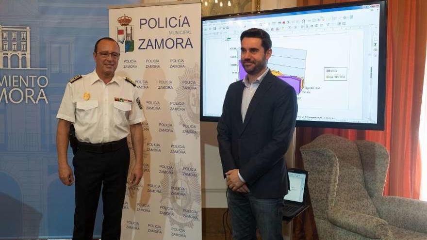 El jefe de la Policía Municipal, Tomás Antón (izquierda), junto con Antidio Fagúndez, concejal de Seguridad.