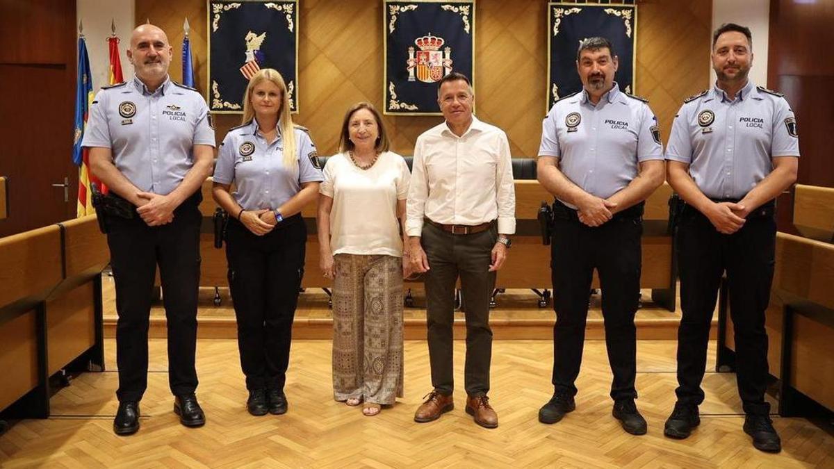 El alcalde de Burriana, Jorge Monferrer. ha recibido a los tres inspectores que consolidan sus cargos como funcionarios de carrera.