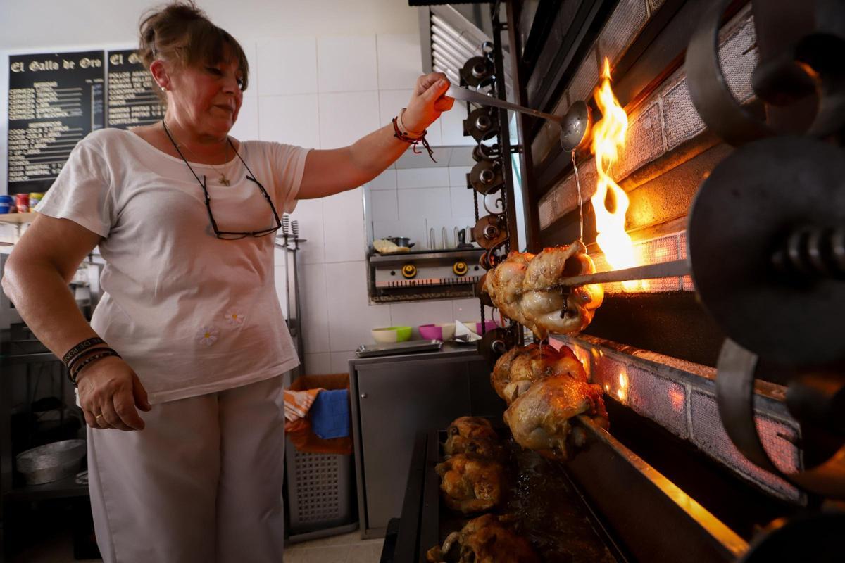 Lourdes Martínez, en la pollería de la plaza de Abades.