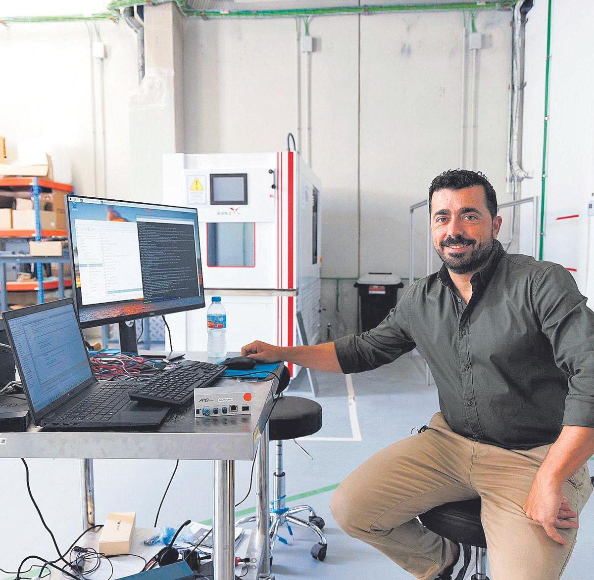 El responsable de AED en las instalaciones de su empresa en Cartagena.