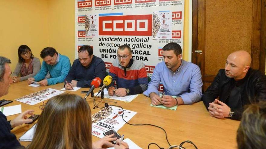 Representantes de Comisiones y del comité de empresa de Elnosa, ayer, en Pontevedra. // Gustavo Santos