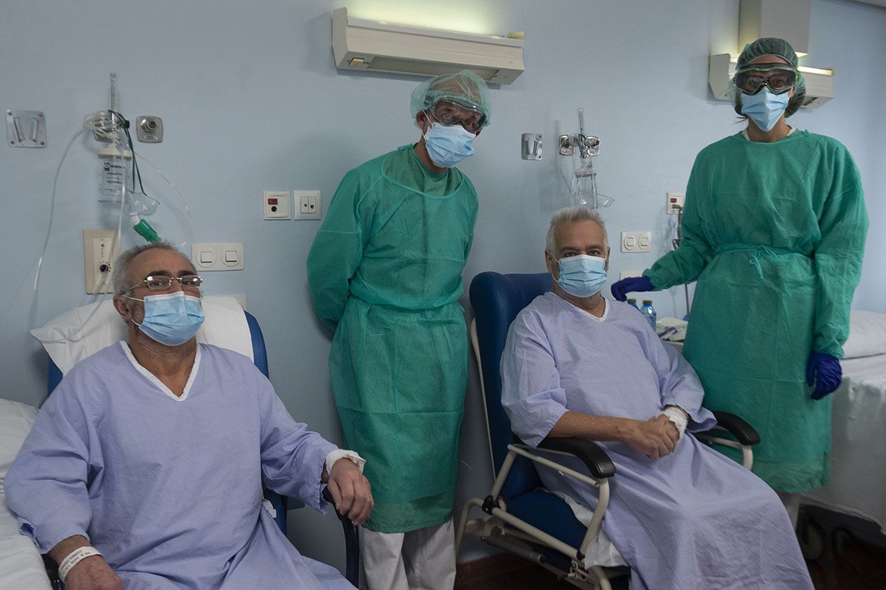 Los doctores Marta Rodríguez, José Manuel Paz y Judith Álvarez, con Juan Carlos Simoes y Humberto Soage, en la planta COVID de Povisa / MIGUEL RIOPA