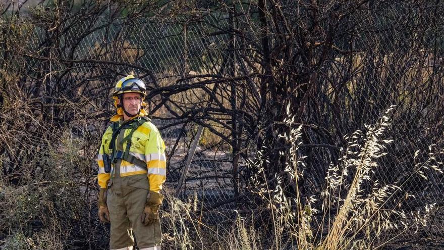 Un brigadista forestal en la zona calcinada