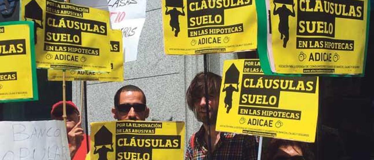 Decenas de baleares, pendientes de que Europa falle sobre las cláusulas del suelo