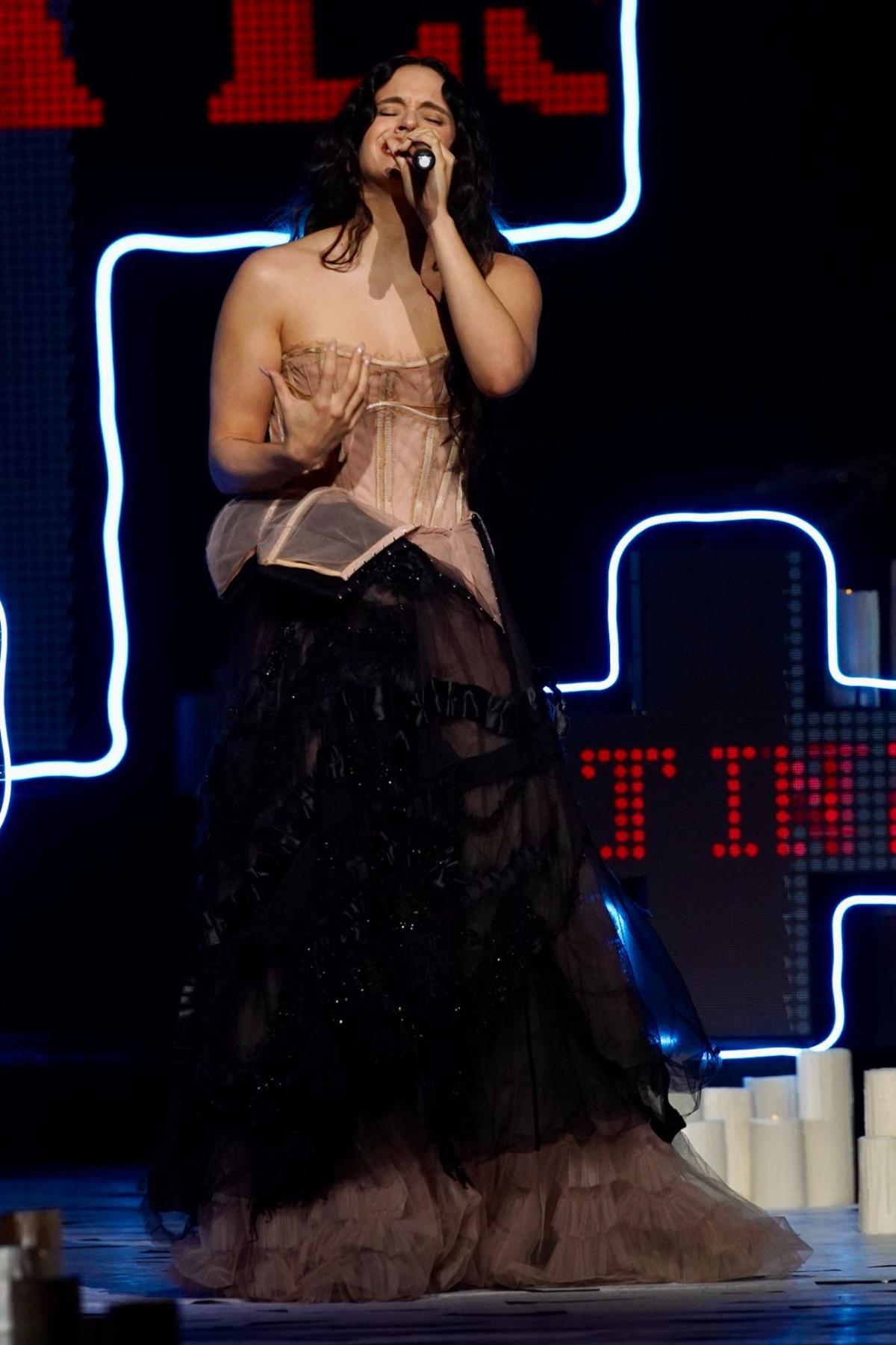 Rosalía durante su actuación en los 40 Music Awards en el Roig Arena