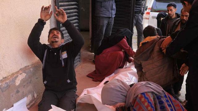 Uns palestins ploren la mort de tres membres d’una família en un atac israelià a Deir al-Balah, al centre de la Franja de Gaza, ahir. |  BASHAR TALEB / AFP