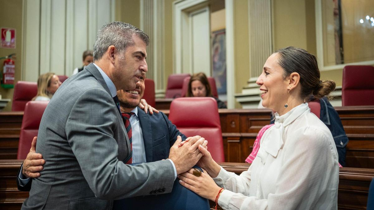 La consejera Jéssica de León conversa con el vicepresidente Manuel Domínguez (i) y el consejero Mariano Hernández (c)