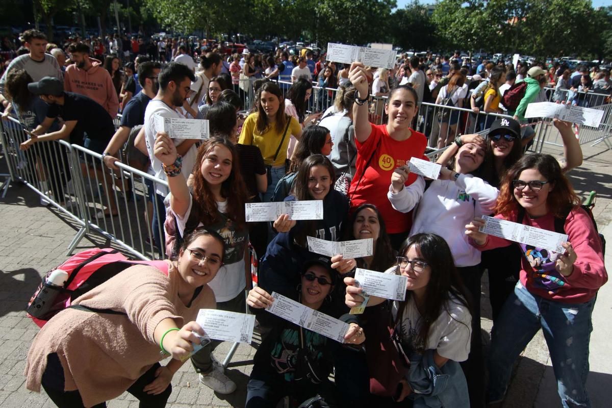 Largas colas para retirar las invitaciones del concierto de Rosalía