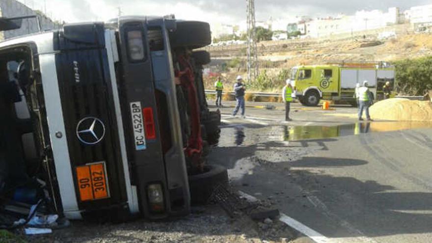 El camión cisterna volcado ayer en un acceso a la GC-1, a la altura de Salinetas, y parte del combustible vertido. | lp / dlp