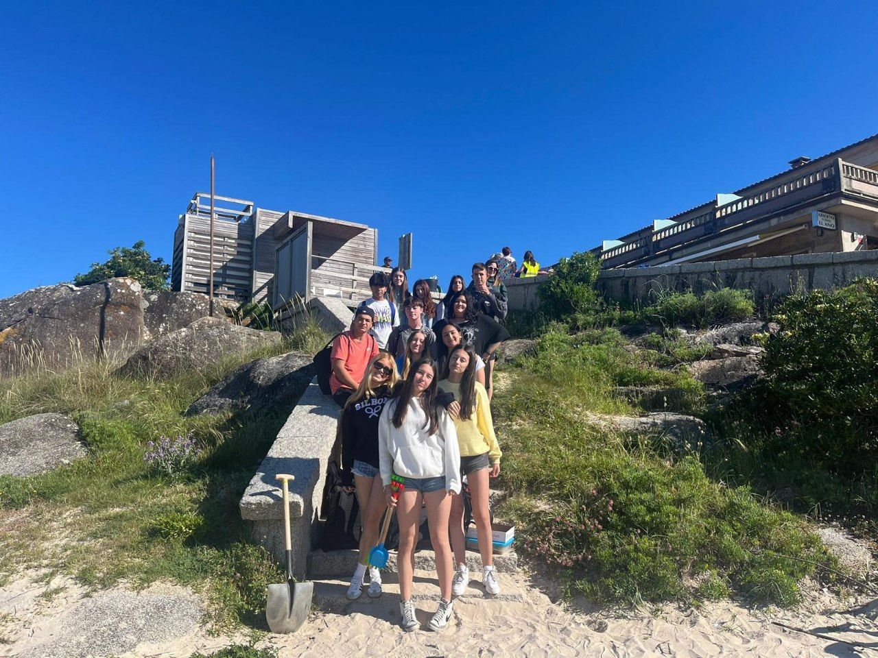 Los alumnos a su llegada a la playa grovense de A Lanzada, para participar en la fiesta de las esculturas de arena.