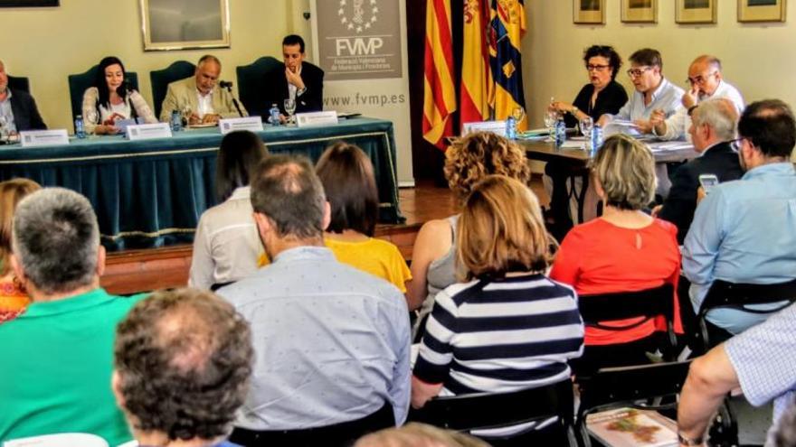 Los asistentes inician la reunión en el Palacio del Marqués de Dos Aguas en Onil.