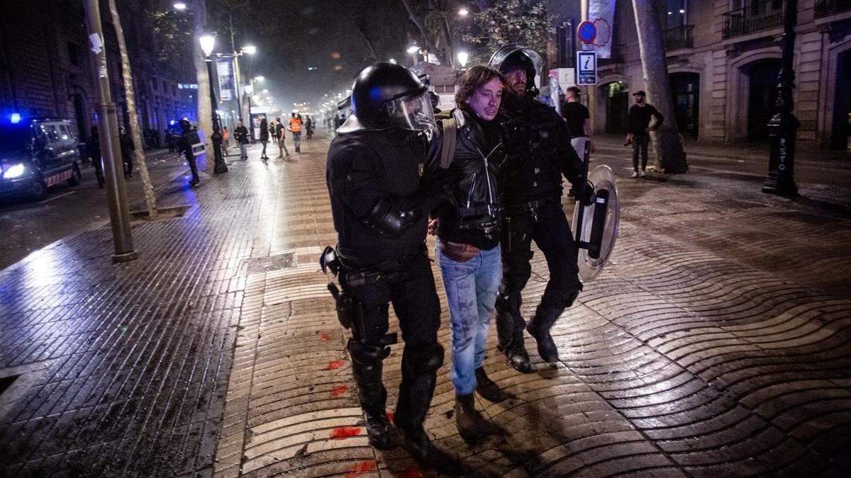 Los Mossos detienen a un manifestante en la Rambla de Barcelona