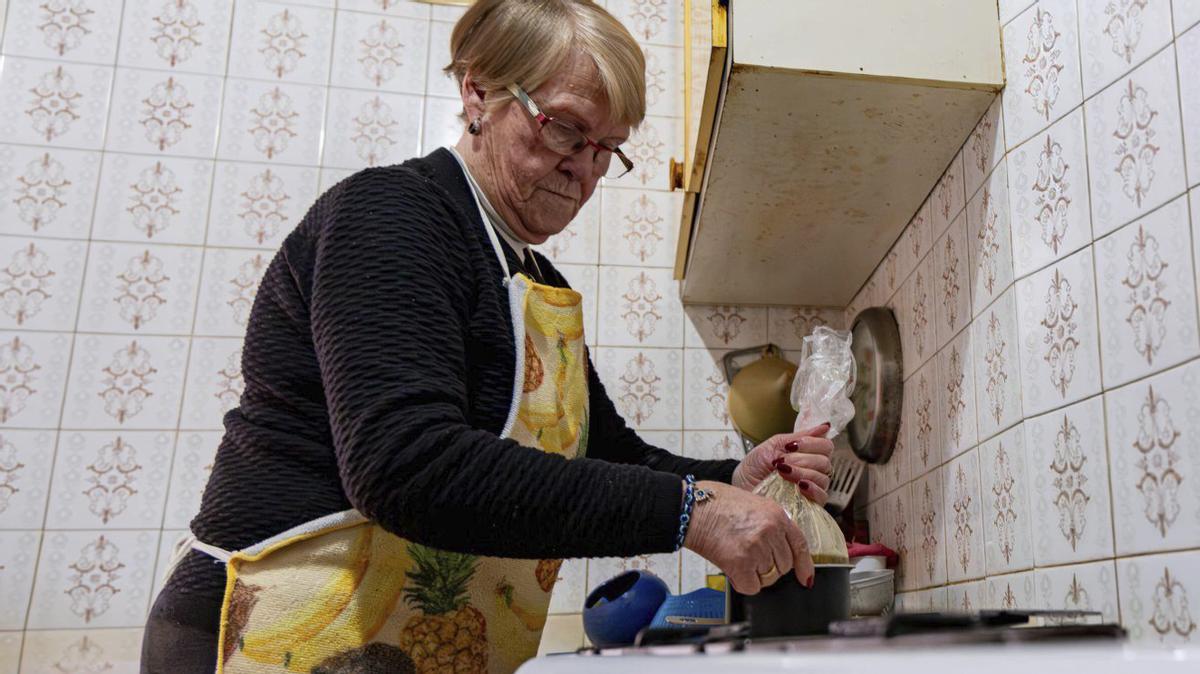 Maruja Molina, de 78 anys, prepara el seu menú setmanal des de la cuina de casa seva a Castelldefels.