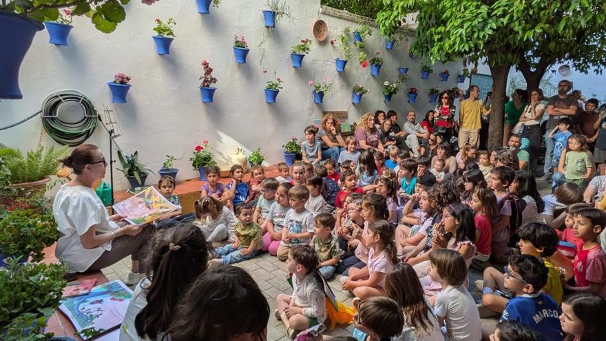 Patios que enseñan entre flores, cocina, música y ciencia en Córdoba