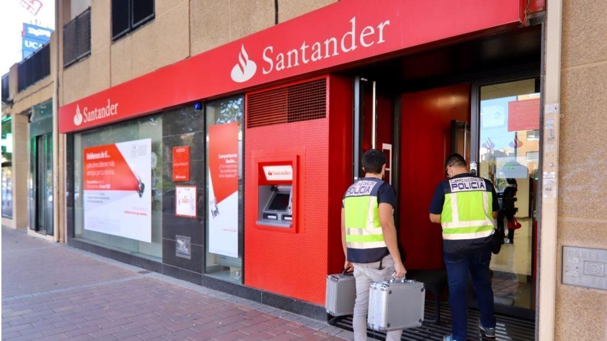 El atraco se ha producido en la sede del Banco Santander en Juan Carlos. / L.O.
