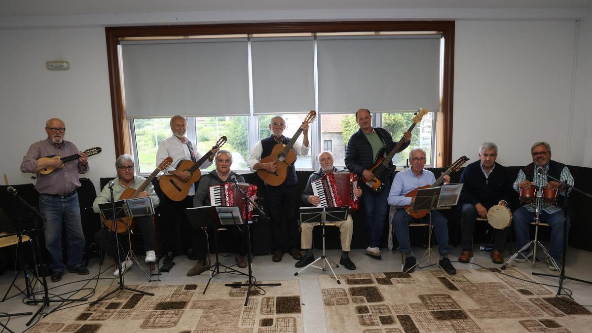 Diez de los 11 integrantes de Arosa Bay, esta semana en su ensayo.