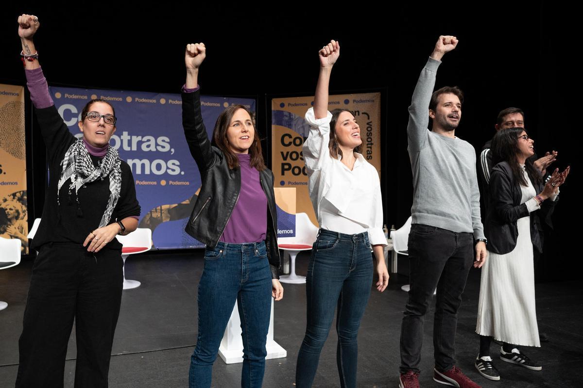 Ione Belarra, Irene Montero y Javier Sánchez en un acto de Podemos.