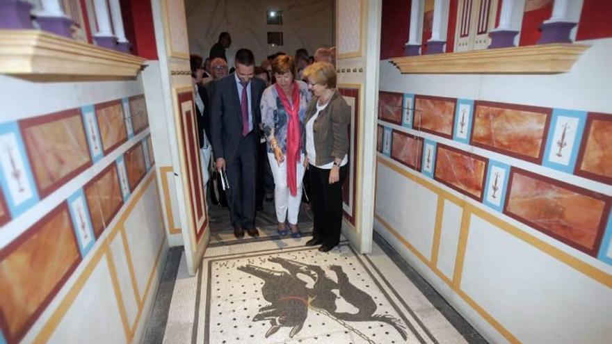 Las autoridades durante la visita inaugural de la exposición instalada en la carpa de La Caixa en el muelle.