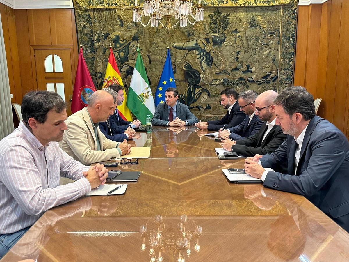 Reunión técnica entre los equipos del Ayuntamiento y el Córdoba CF, en Capitulares, con Bellido, Alzain y Monterrubio, entre otros.