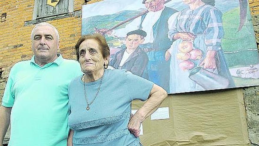 Joaquín Riera y Carmen Alonso, delante de la reproducción del cuadro «De andecha», de Paulino Vicente.