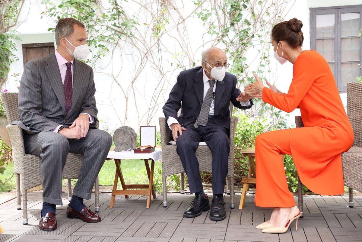 La reina Letizia, con conjunto naranja de Zara, y el rey Felipe conversan con Francisco Brines durante la entrega del Premio de Literatura en Lengua Castellana Miguel De Cervantes 2020.